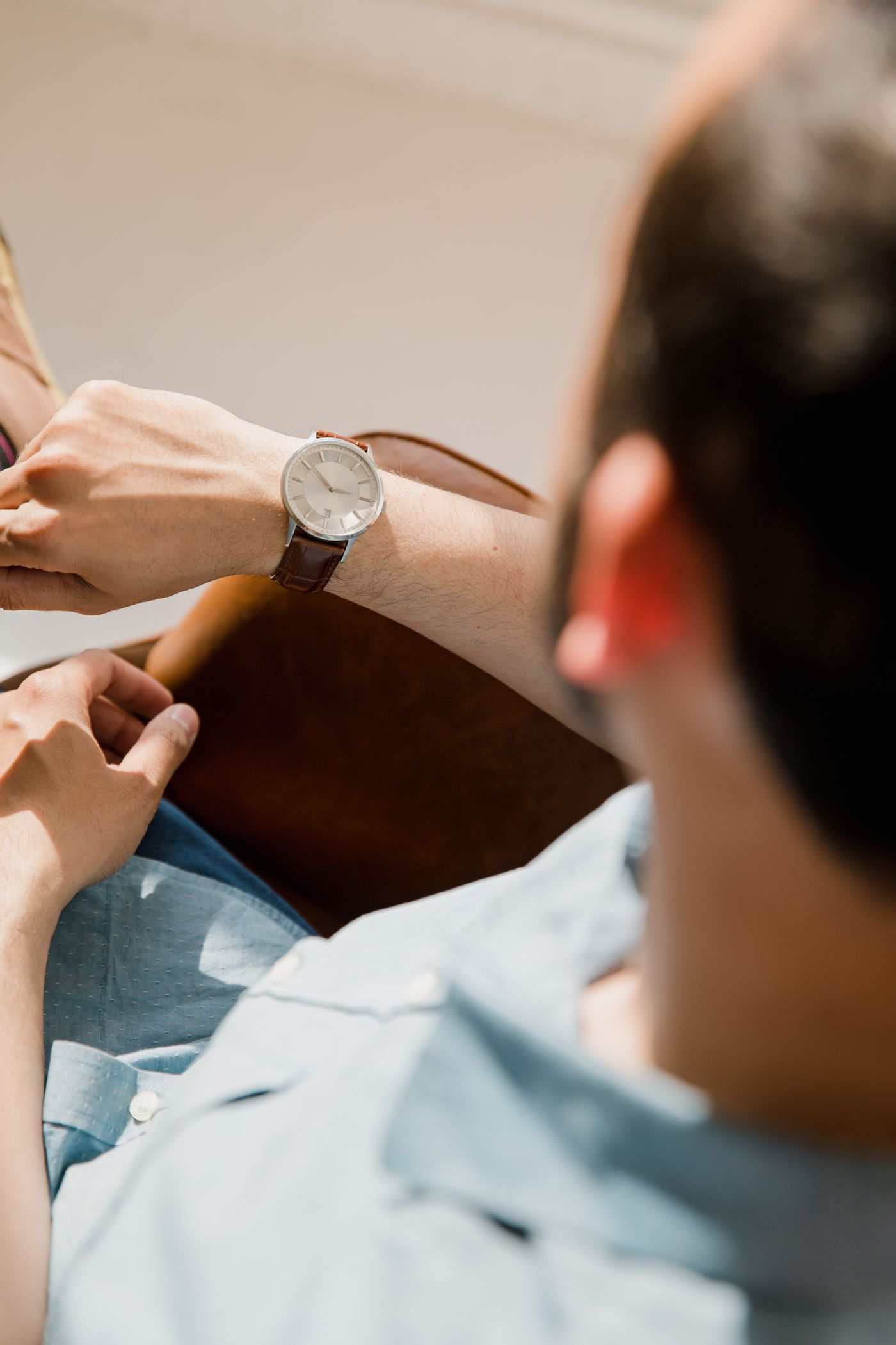 Man wearing a classic wristwatch in a casual setting